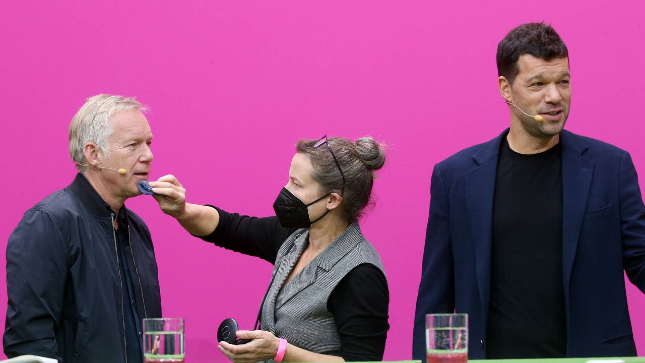 Johannes B. Kerner, WM-Moderator bei Magenta TV, wird von einer Maskenbildnerin abgetupft.