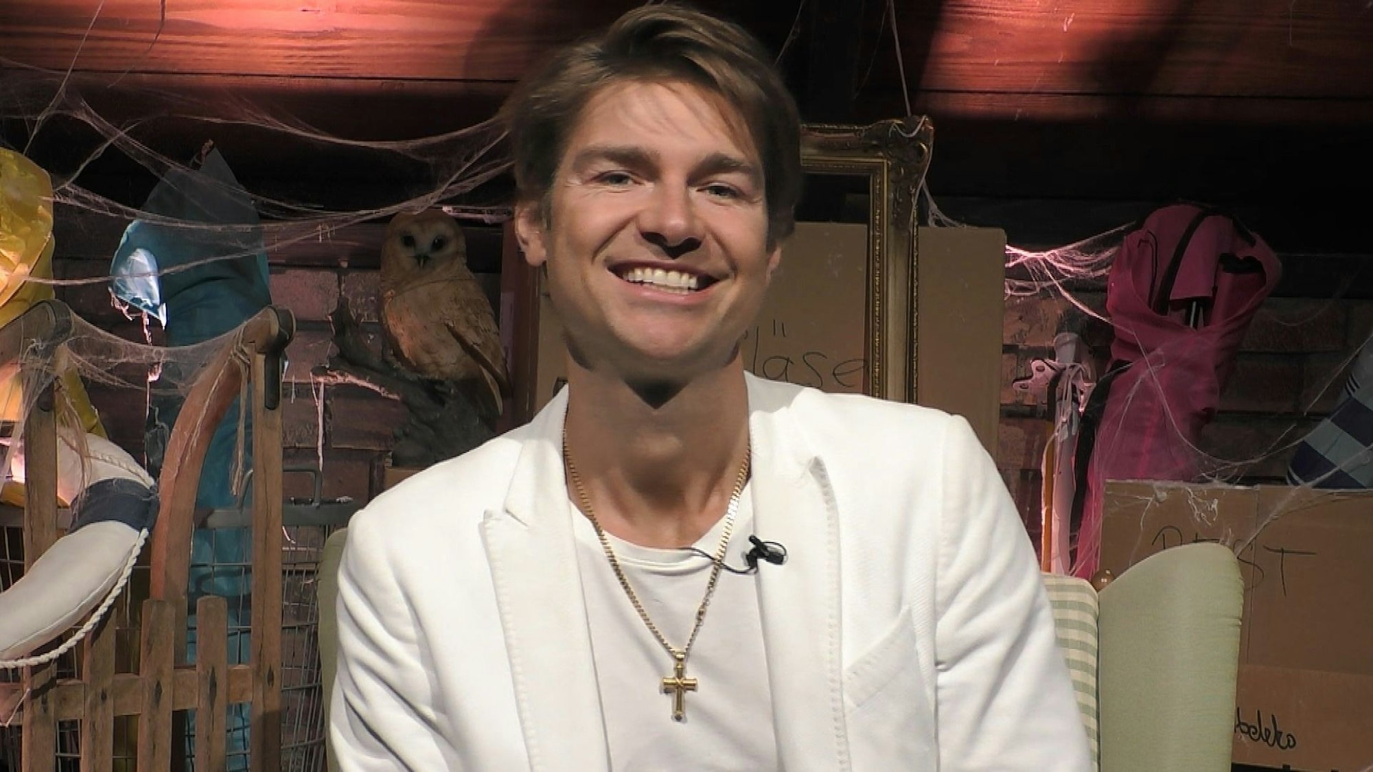 Jeremy Fragrance im Sprechzimmer des Dachbodens von „Promi Big Brother“ 2022.