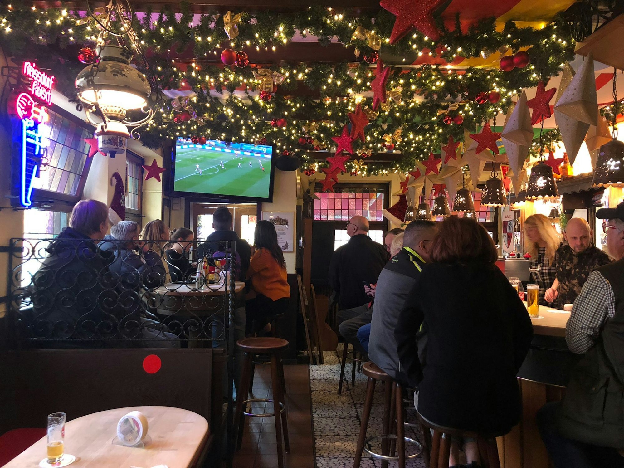 Gäste im Trierer Eck schauen das WM-Spiel Deutschland gegen Japan.