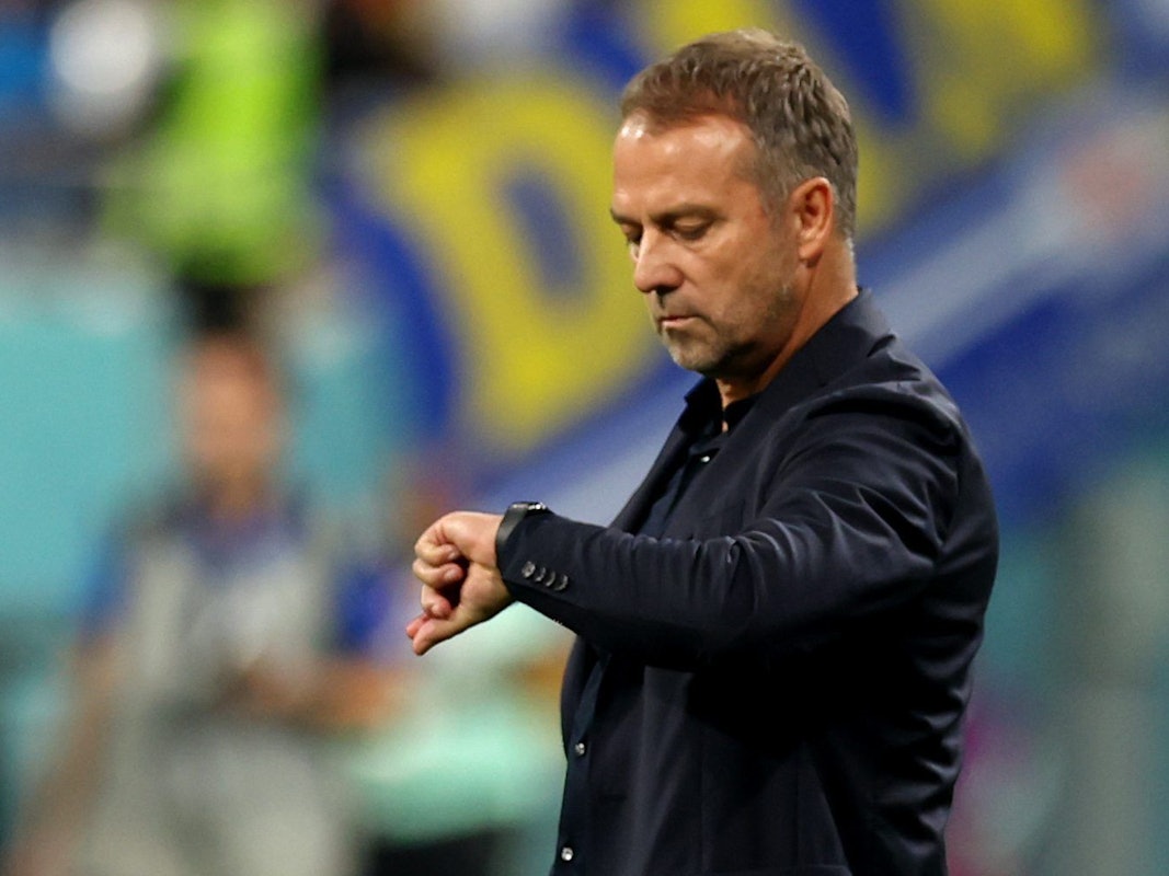 Hansi Flick schaut beim Spiel gegen Japan auf seine Armbanduhr.