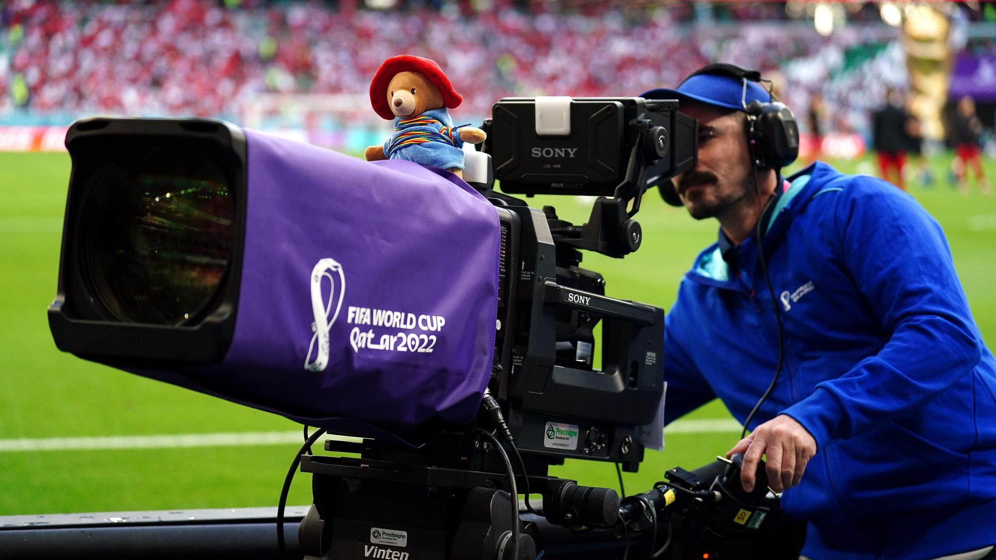 Ein Kameramann setzt bei der WM in Katar ein Zeichen.