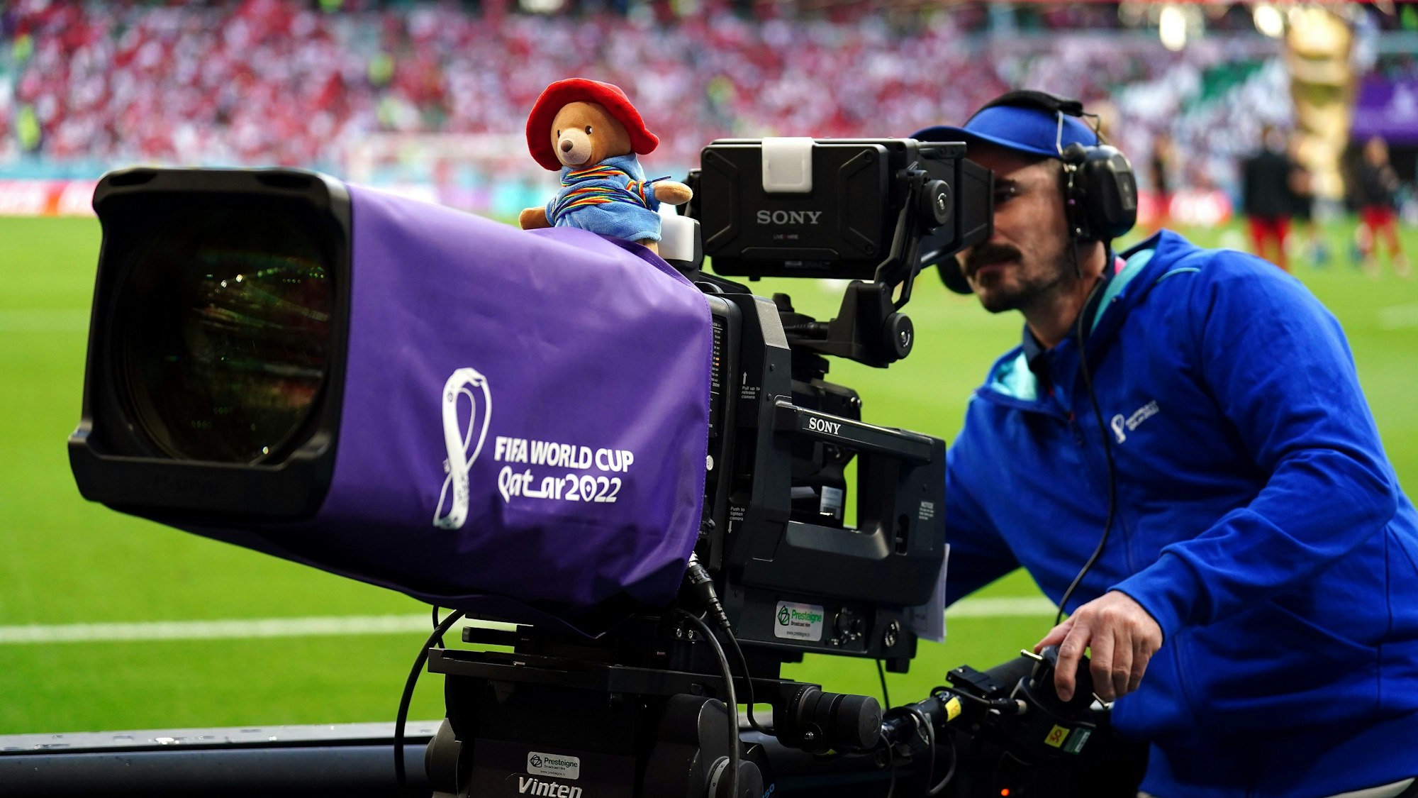 Ein Kameramann setzt bei der WM in Katar ein Zeichen.