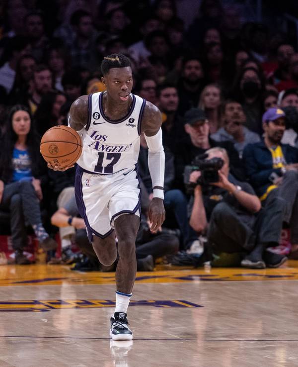 Dennis Schröder dribbelt mit dem Ball im Trikot der LA Lakers.