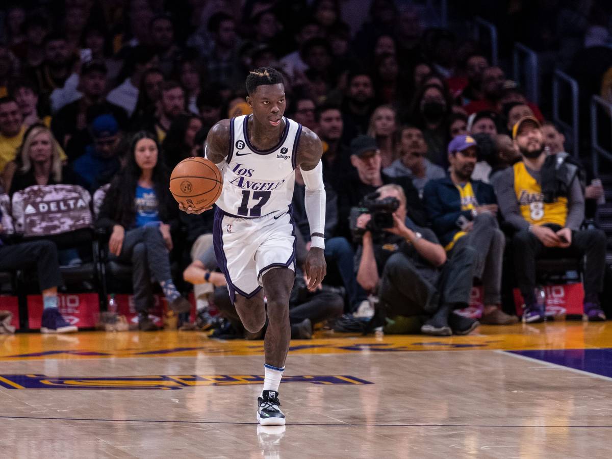 Dennis Schröder dribbelt mit dem Ball im Trikot der LA Lakers.