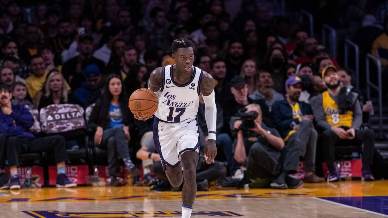 Dennis Schröder dribbelt mit dem Ball im Trikot der LA Lakers.