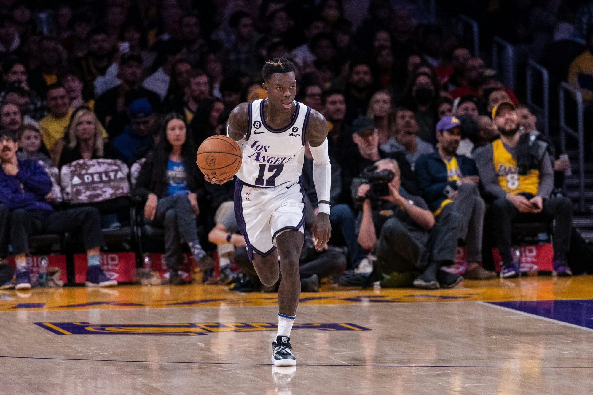 Dennis Schröder dribbelt mit dem Ball im Trikot der LA Lakers.