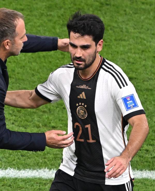 Deutschlands Trainer Hans-Dieter Flick schlägt mit Deutschlands Ilkay Gündogan bei dessen Auswechslung ein.
