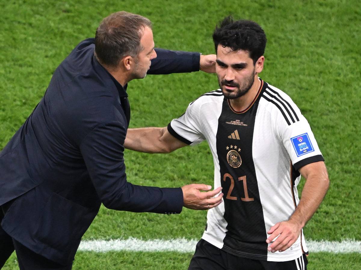 Deutschlands Trainer Hans-Dieter Flick schlägt mit Deutschlands Ilkay Gündogan bei dessen Auswechslung ein.