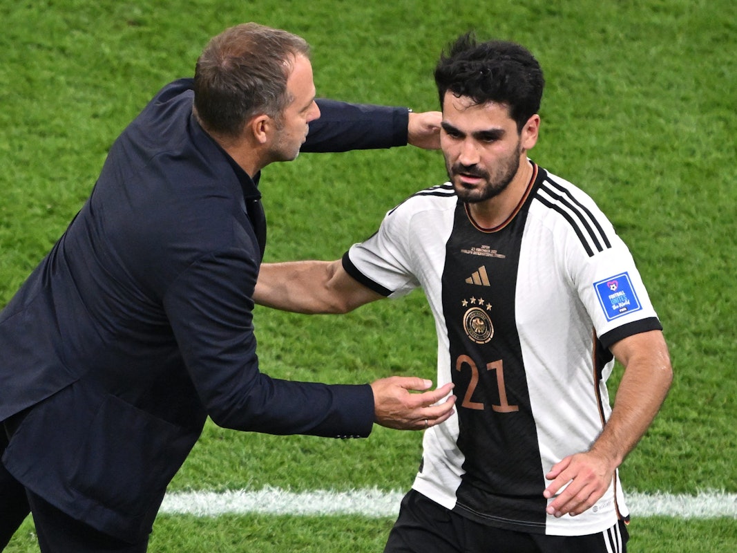 Deutschlands Trainer Hans-Dieter Flick schlägt mit Deutschlands Ilkay Gündogan bei dessen Auswechslung ein.