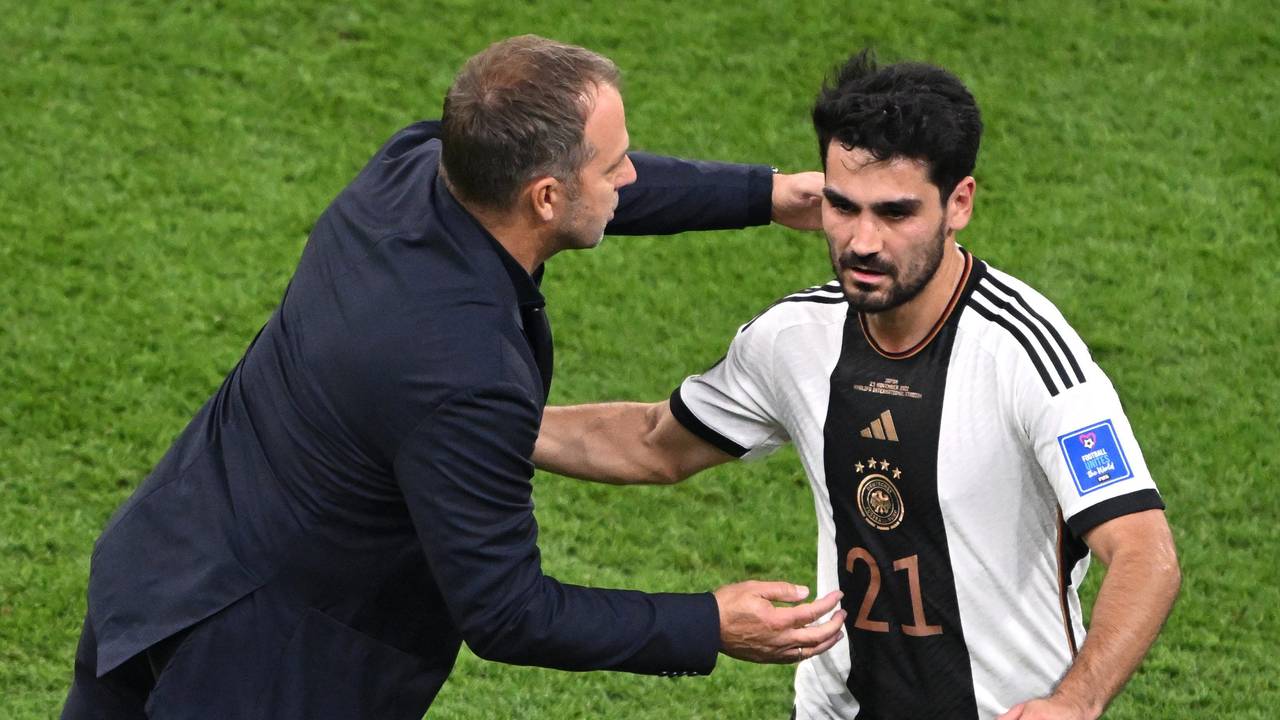 Deutschlands Trainer Hans-Dieter Flick schlägt mit Deutschlands Ilkay Gündogan bei dessen Auswechslung ein.