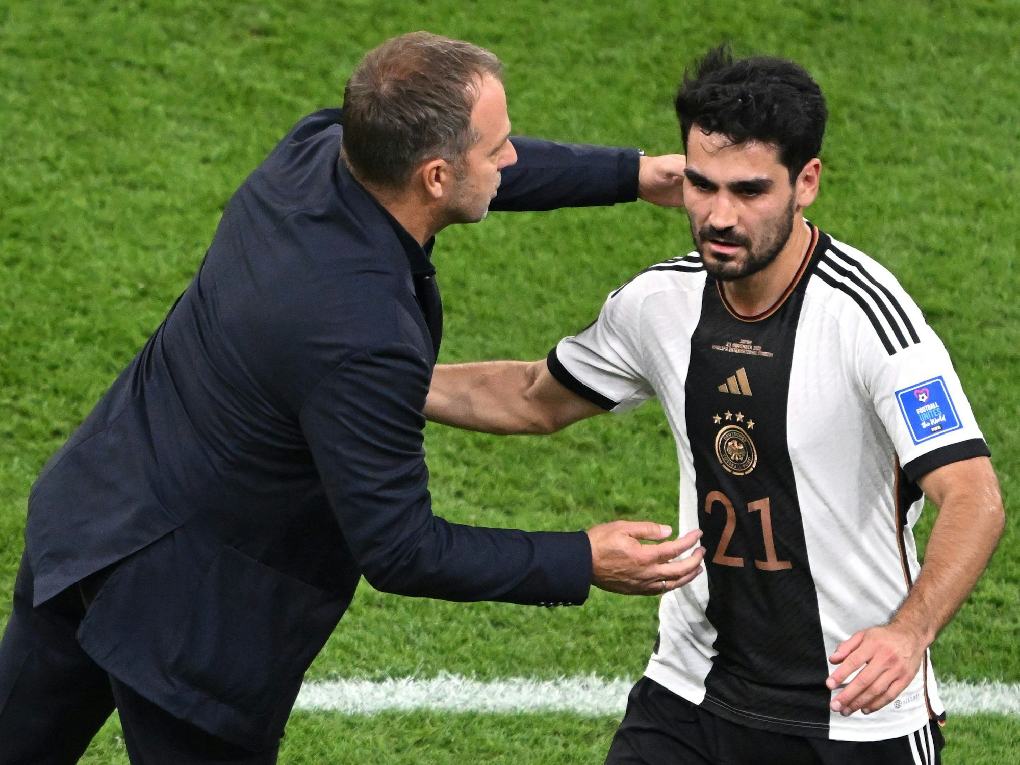 Deutschlands Trainer Hans-Dieter Flick schlägt mit Deutschlands Ilkay Gündogan bei dessen Auswechslung ein.