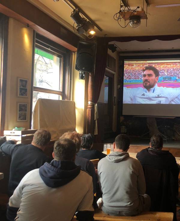 Gäste der Ubierschänke verfolgen das WM-Spiel Deutschlands gegen Japan.