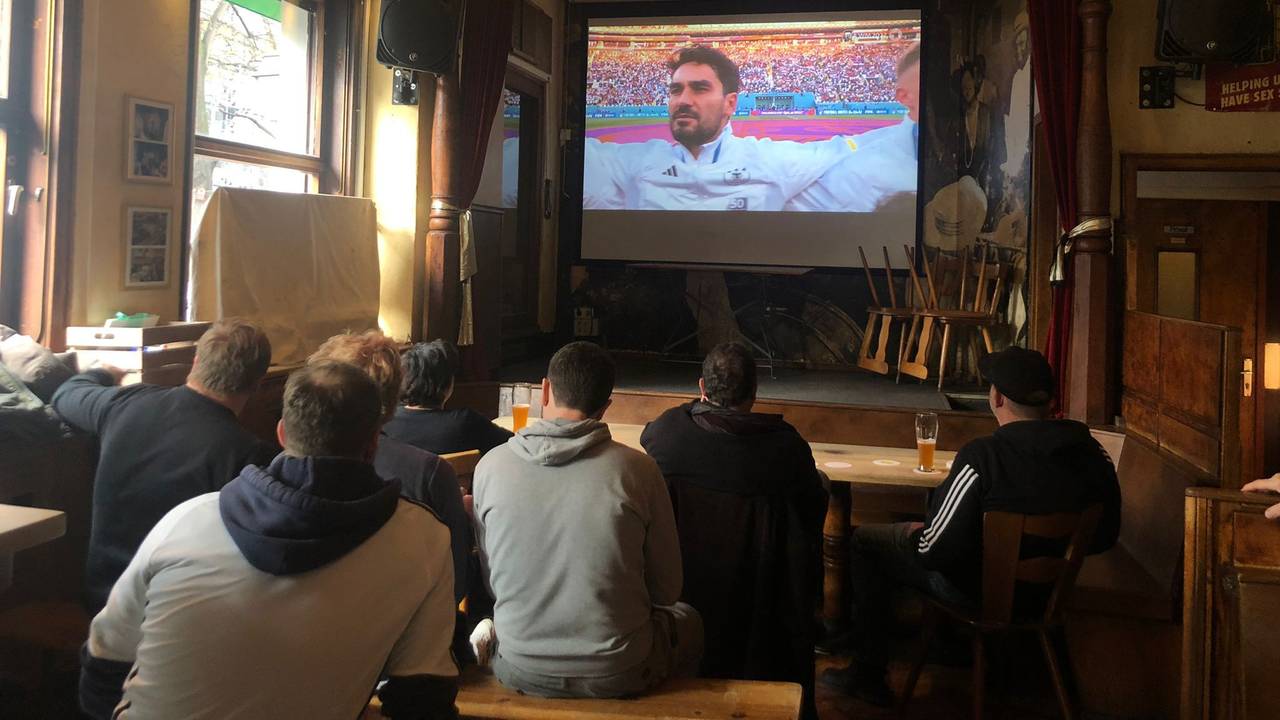 Gäste der Ubierschänke verfolgen das WM-Spiel Deutschlands gegen Japan.