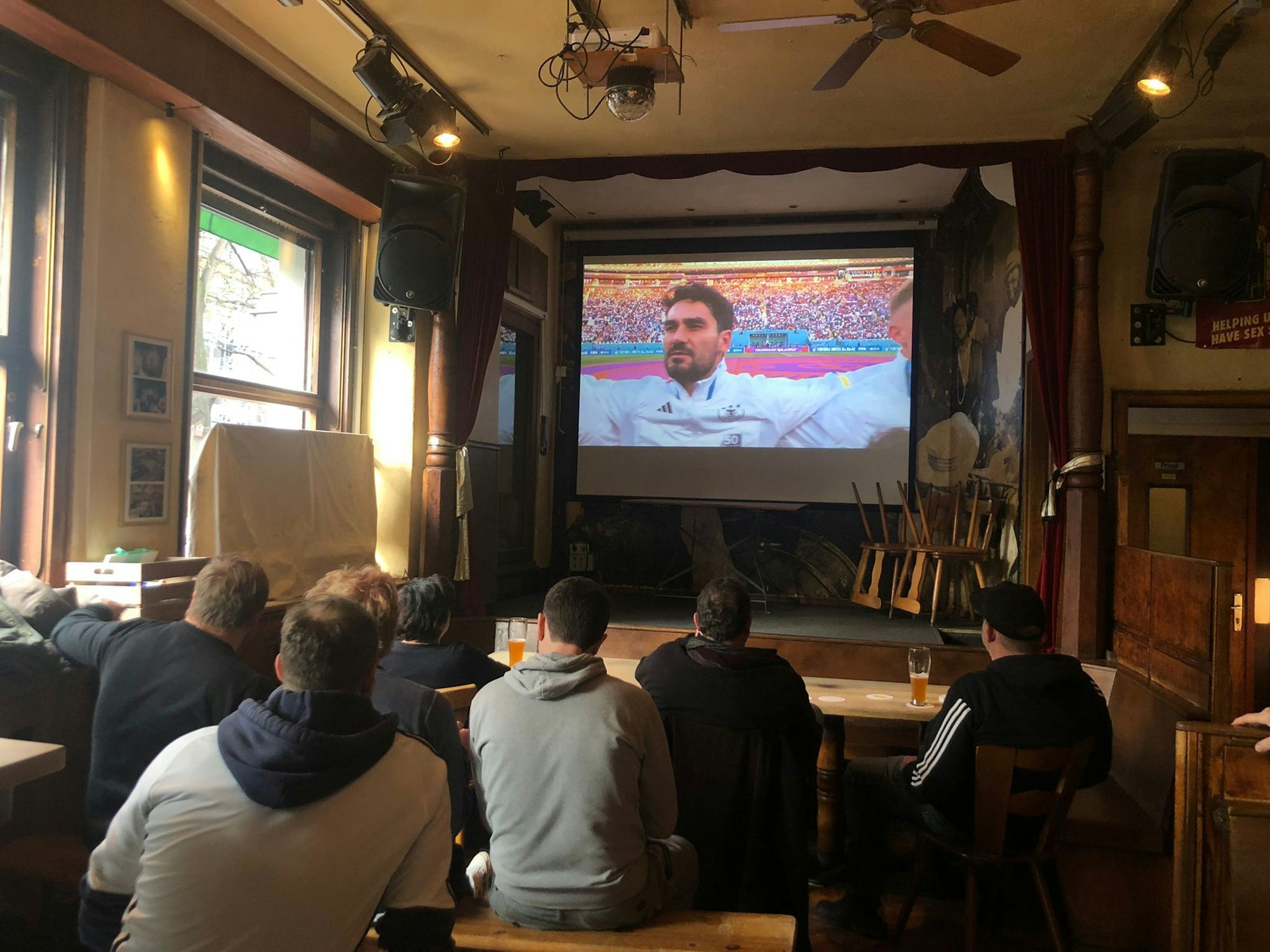 Gäste der Ubierschänke verfolgen das WM-Spiel Deutschlands gegen Japan.