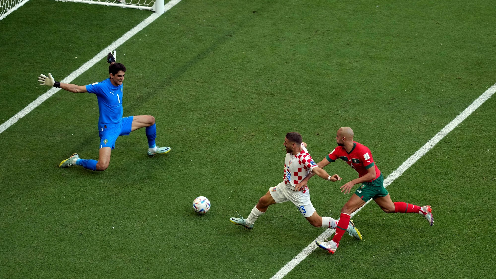 Yassine Bounou und Nikola Vlasic im Kampf um den Ball.