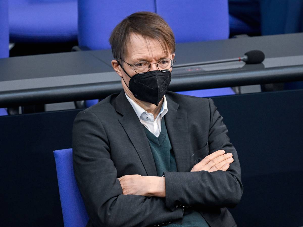 Karl Lauterbach (SPD), Bundesminister für Gesundheit, verfolgt die Reden bei der Sitzung im Bundestag.