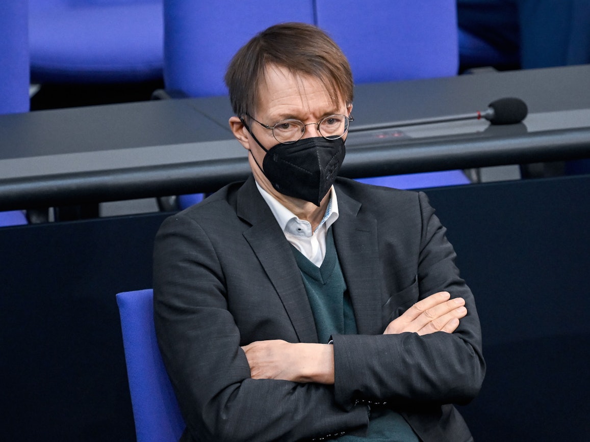 Karl Lauterbach (SPD), Bundesminister für Gesundheit, verfolgt die Reden bei der Sitzung im Bundestag.