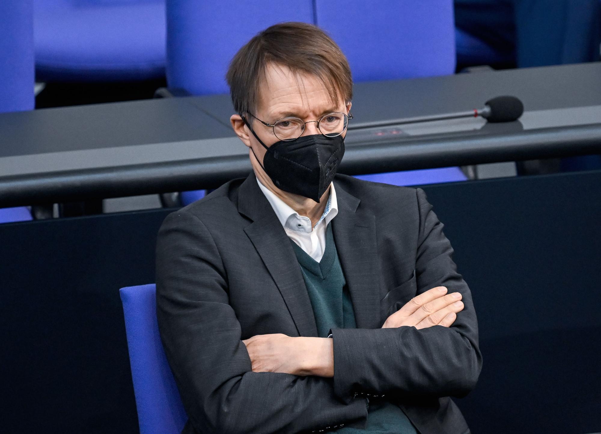 Karl Lauterbach (SPD), Bundesminister für Gesundheit, verfolgt die Reden bei der Sitzung im Bundestag.