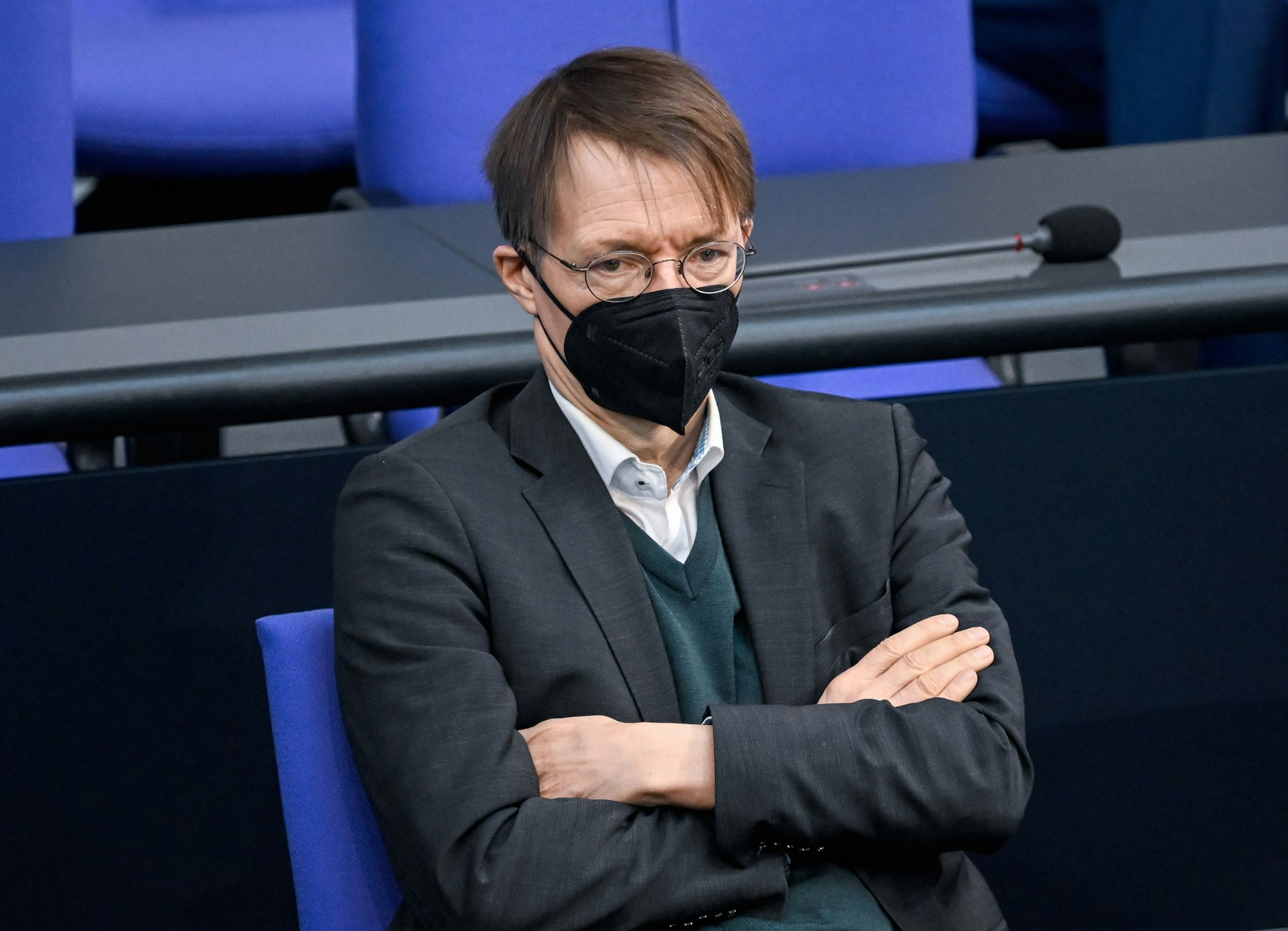 Karl Lauterbach (SPD), Bundesminister für Gesundheit, verfolgt die Reden bei der Sitzung im Bundestag.