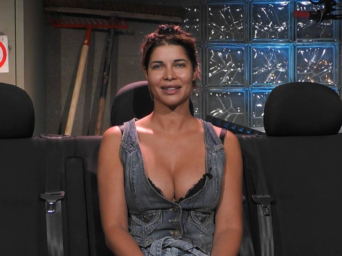 Promi Big Brother 2022: Micaela Schäfer im Sprechzimmer der Garage.