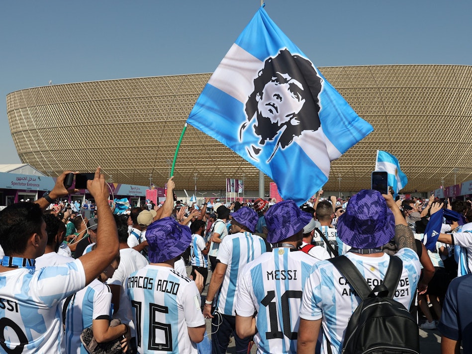 Fans vor dem Lusail Iconic Stadium bei der WM 2022 in Katar