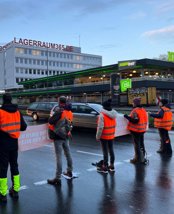 Klimaaktivisten und -aktivistinnen der „Letzten Generation“ blockieren am 24. Novembber 2022 die Innere Kanalstraße in Köln, eine wichtige Verkehrsader der Stadt.