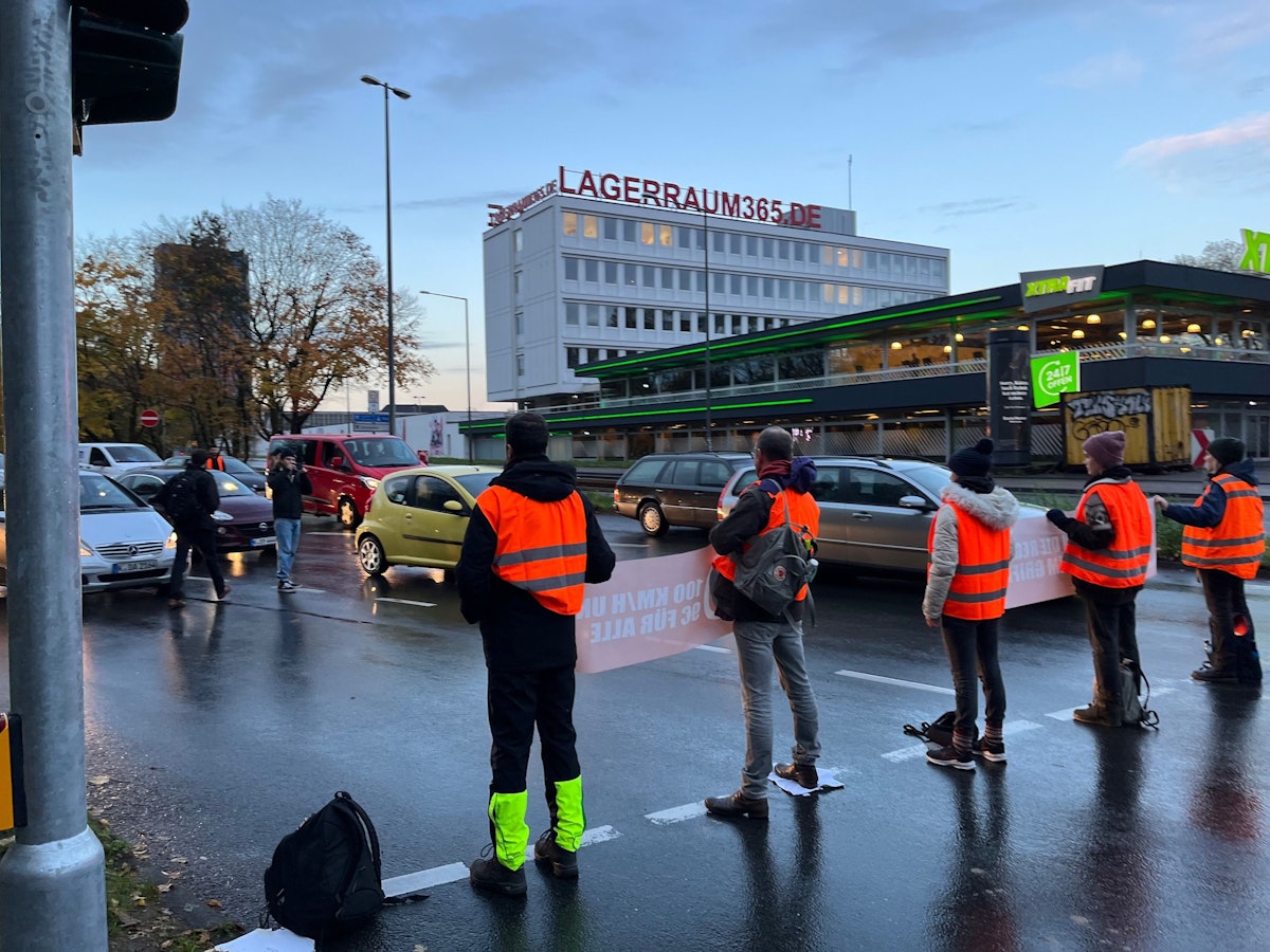 Klimaaktivisten und -aktivistinnen der „Letzten Generation“ blockieren am 24. Novembber 2022 die Innere Kanalstraße in Köln, eine wichtige Verkehrsader der Stadt.