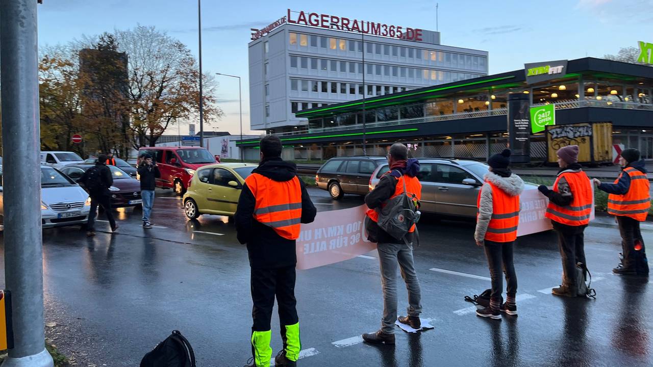 Klimaaktivisten und -aktivistinnen der „Letzten Generation“ blockieren am 24. Novembber 2022 die Innere Kanalstraße in Köln, eine wichtige Verkehrsader der Stadt.