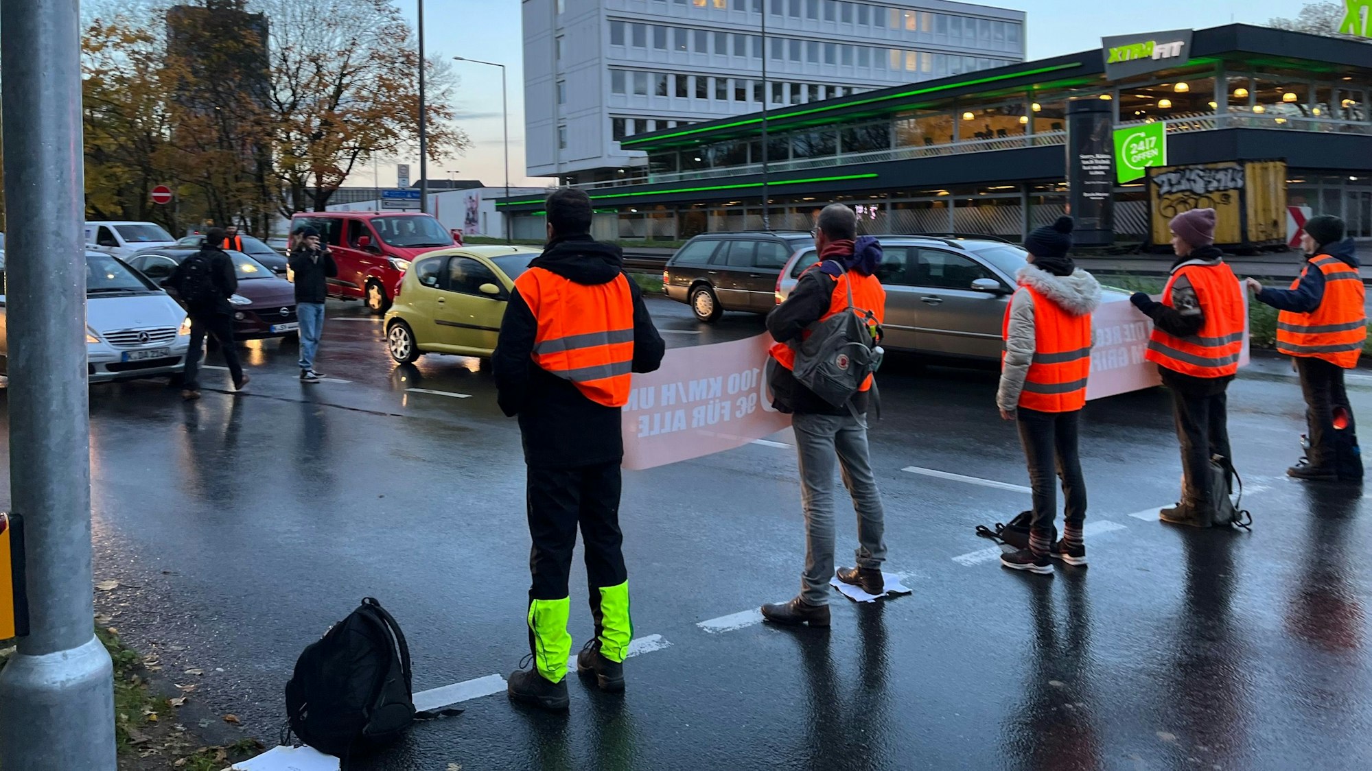 Die „Letzte Generation“ blockierte den Verkehr am Ebertplatz. Hier ein Symbolfoto von einer Aktion an der Inneren Kanalstraße in Köln.
