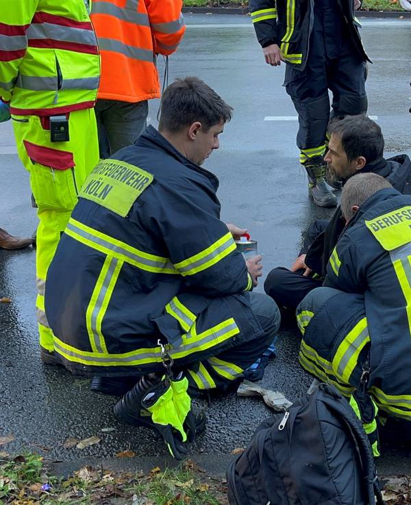 Letzte Generation: Protestler Lothar Kittstein wird vom Asphalt gelöst.