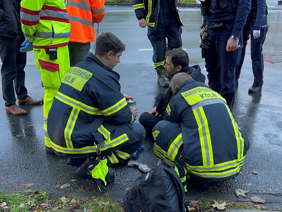 Letzte Generation: Protestler Lothar Kittstein wird vom Asphalt gelöst.