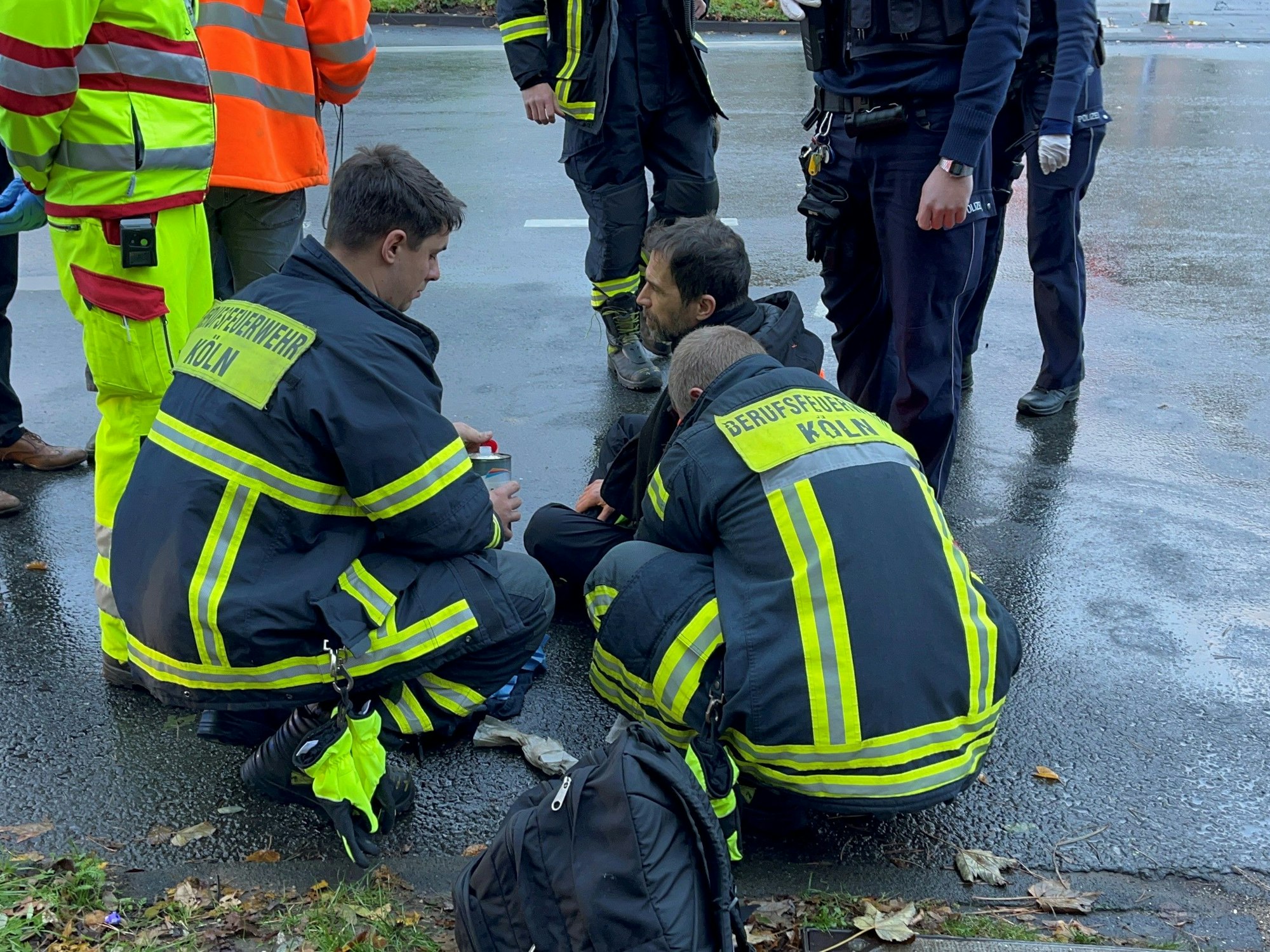 Letzte Generation: Protestler Lothar Kittstein wird vom Asphalt gelöst.