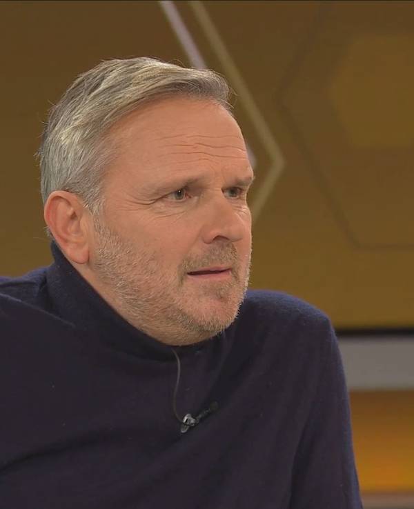 Dietmar Hamann sitzt bei dem Fußball-Talk Sky90. Hamann hat nach dem misslungenen WM-Auftakt der deutschen Nationalmannschaft scharfe Kritik geäußert.