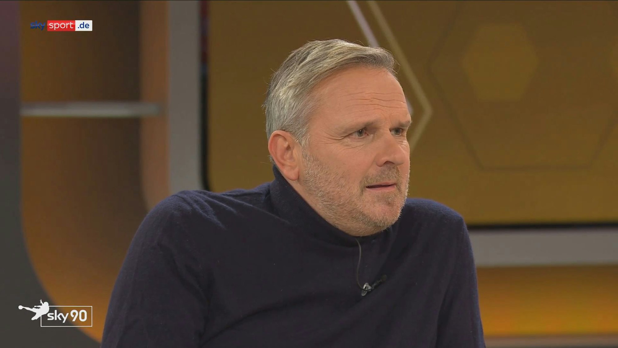 Dietmar Hamann sitzt bei dem Fußball-Talk Sky90. Hamann hat nach dem misslungenen WM-Auftakt der deutschen Nationalmannschaft scharfe Kritik geäußert.