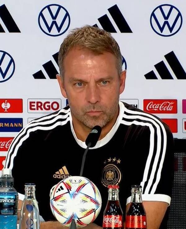 Hansi Flick gibt eine Pressekonferenz.