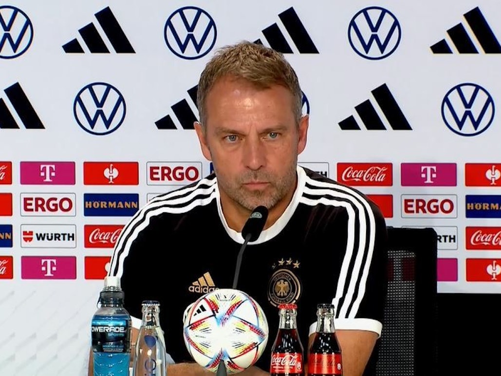 Hansi Flick gibt eine Pressekonferenz.