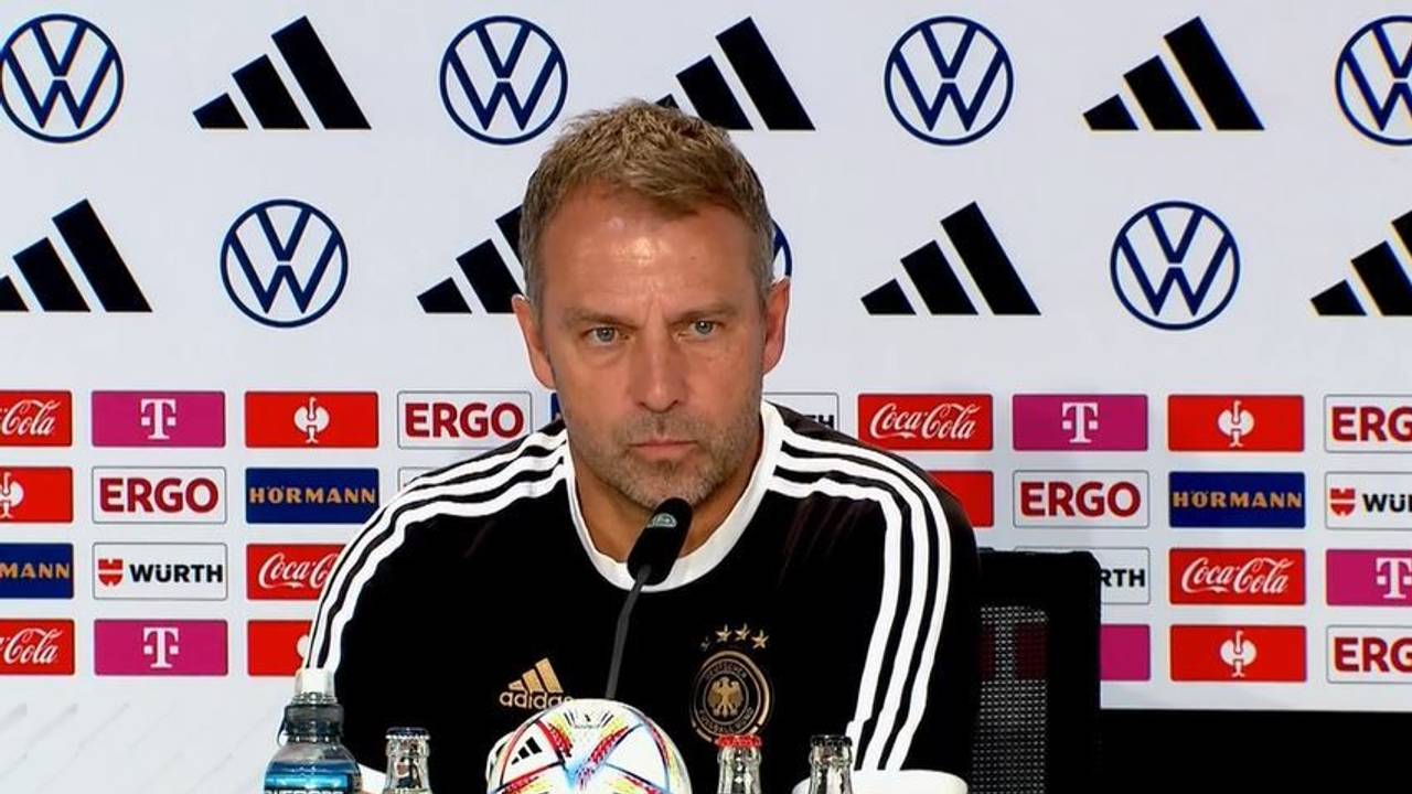 Hansi Flick gibt eine Pressekonferenz.