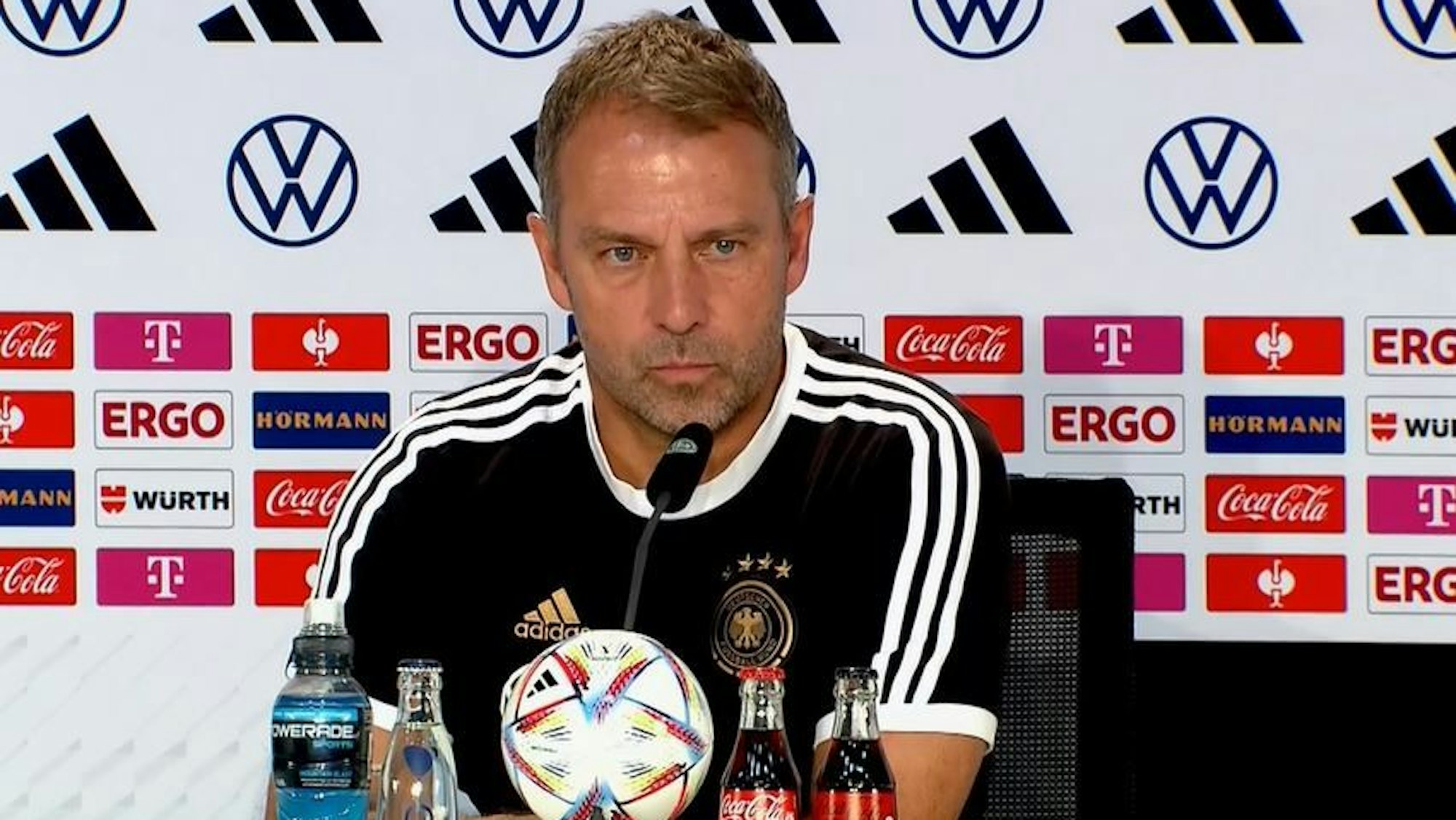 Hansi Flick gibt eine Pressekonferenz.