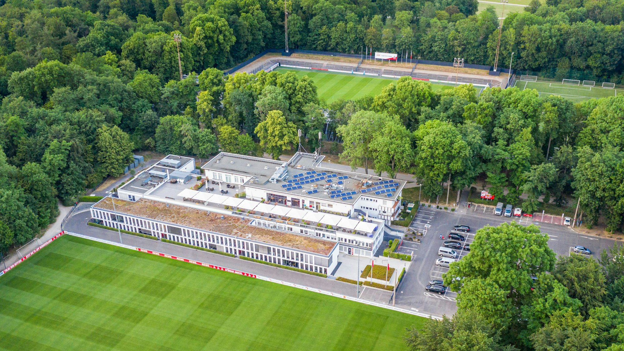 Das Geißbockheim (am 4. Juni 2020) aus der Luft