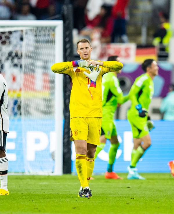 Deutschlands Torwart Manuel Neuer (r), Deutschlands Niklas Süle (l) und Deutschlands Youssoufa Moukoko (M) reagieren unzufrieden nach dem Spiel.