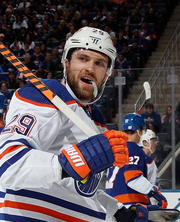 Leon Draisaitl schaut im NHL-Spiel der Edmonton Oilers über den Platz.