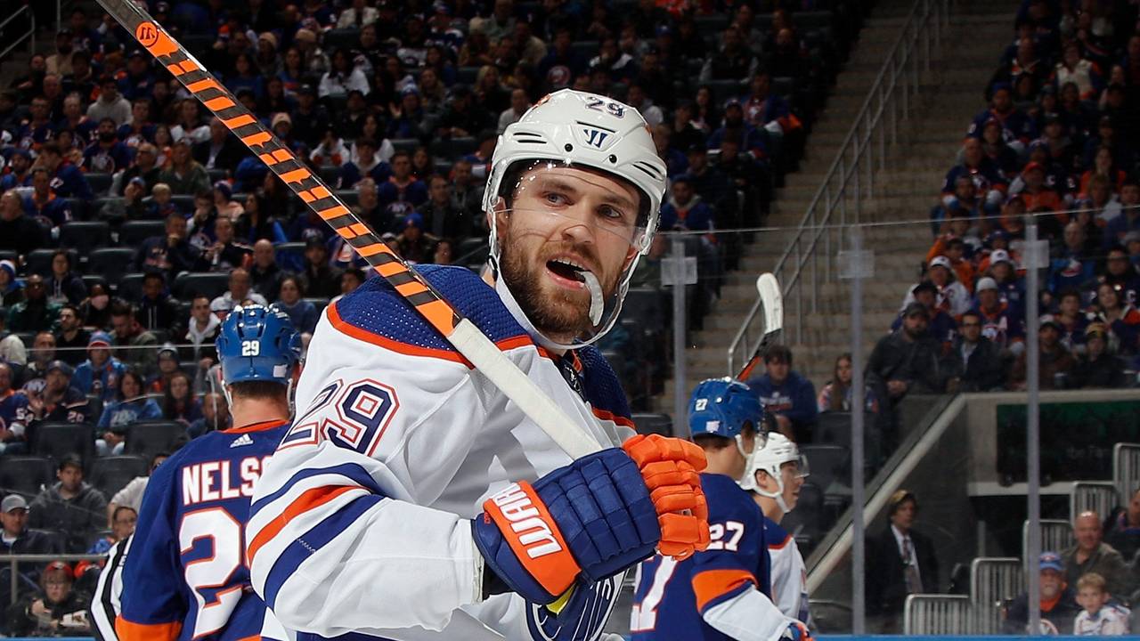 Leon Draisaitl schaut im NHL-Spiel der Edmonton Oilers über den Platz.