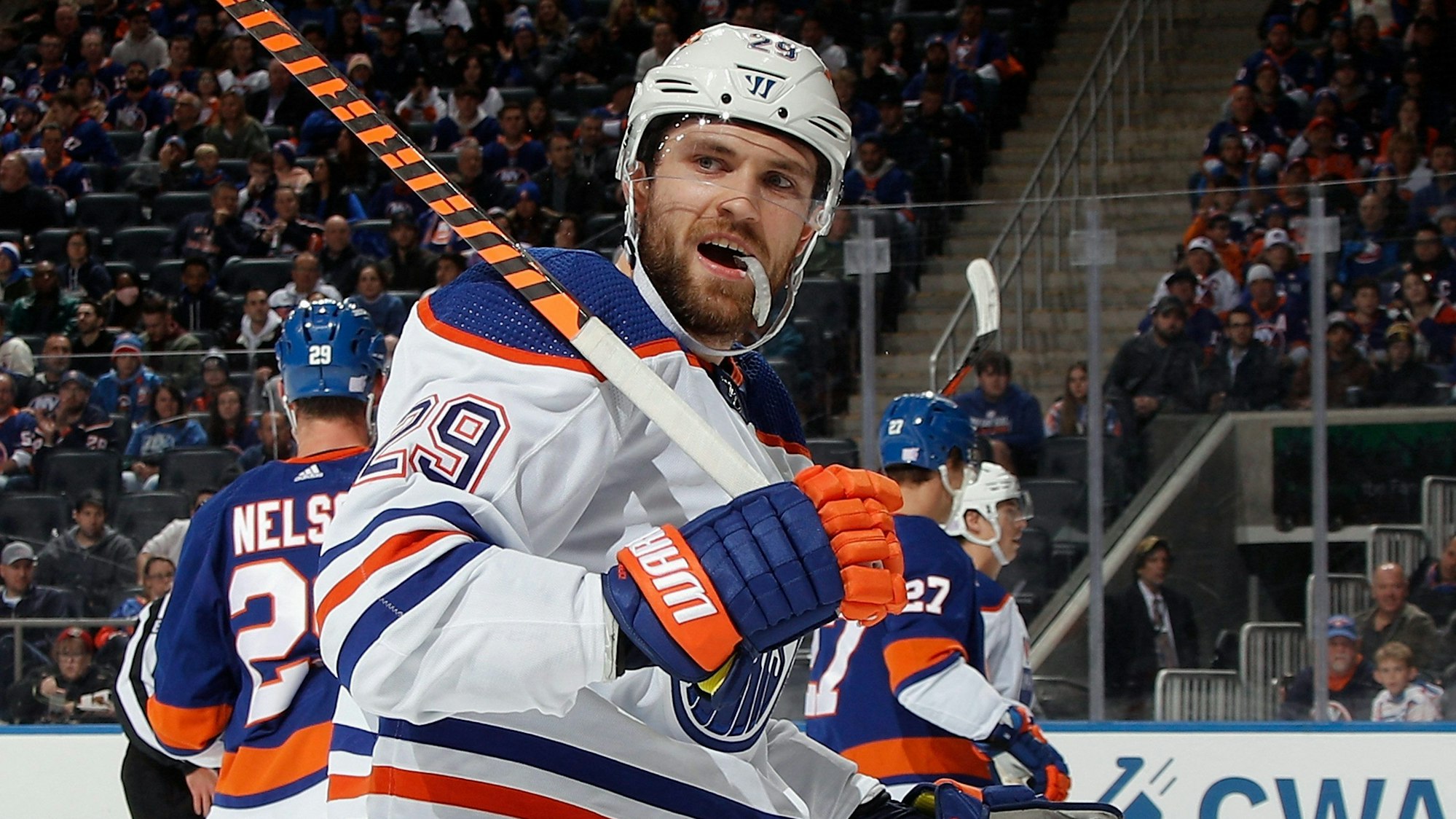 Leon Draisaitl schaut im NHL-Spiel der Edmonton Oilers über den Platz.