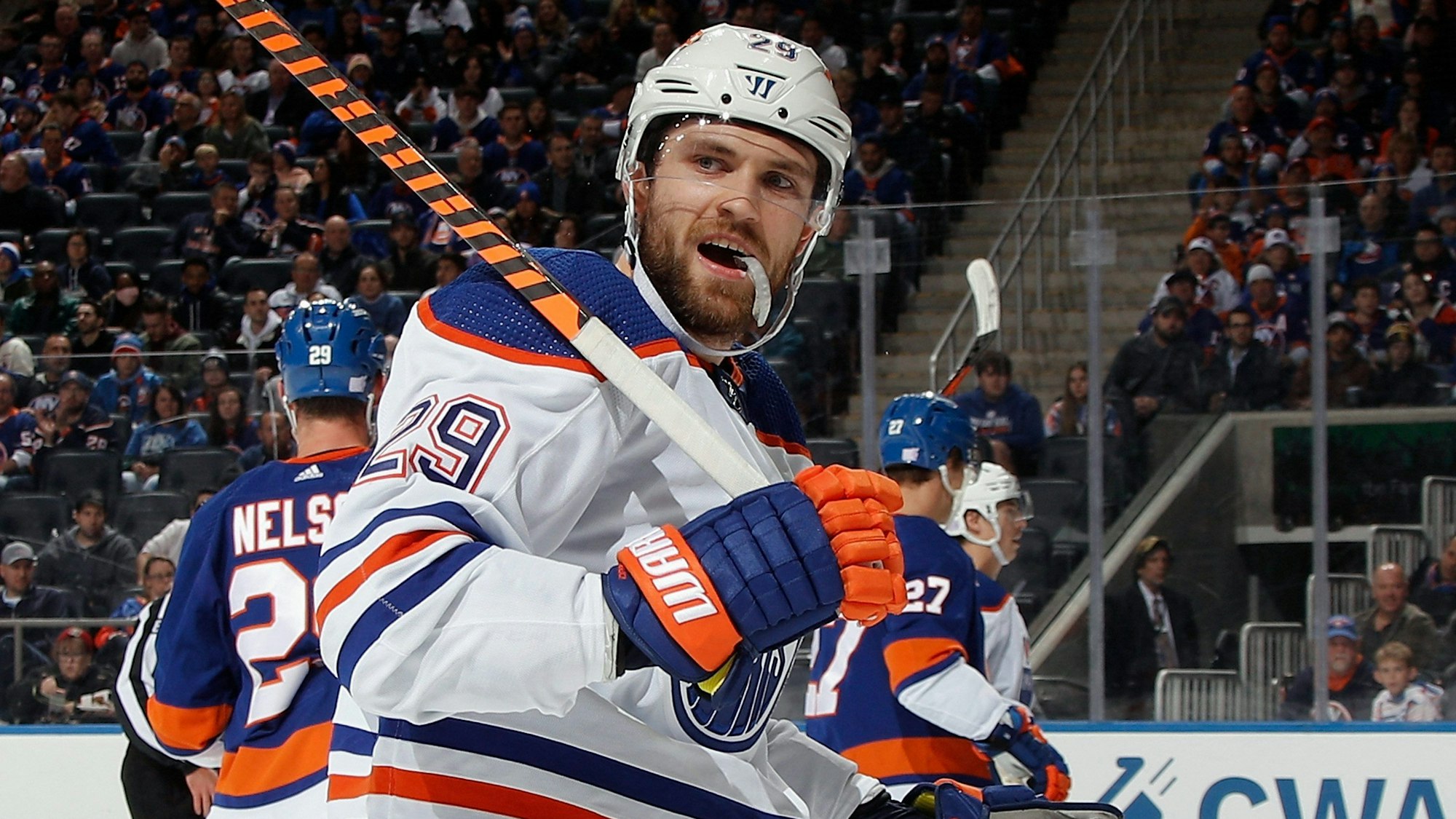 Leon Draisaitl schaut im NHL-Spiel der Edmonton Oilers über den Platz.