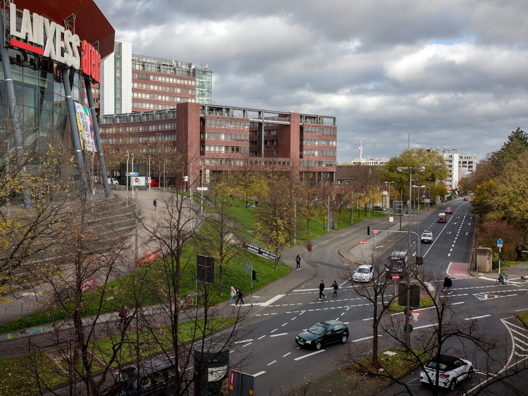 Die Gummersbacher Straße an der Lanxess-Arena. Hier sollen Fahrradstreifen zwei der vier Fahrstreifen ersetzen.