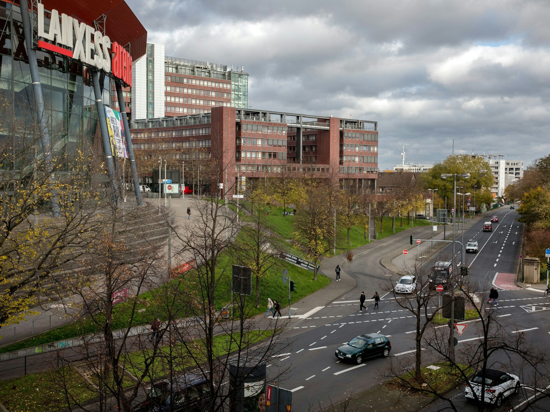 Die Gummersbacher Straße an der Lanxess-Arena. Hier sollen Fahrradstreifen zwei der vier Fahrstreifen ersetzen.