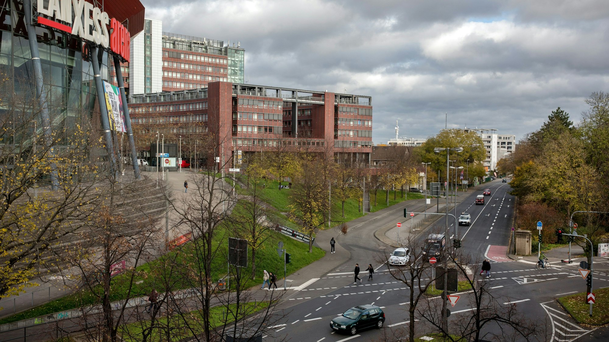 Die Gummersbacher Straße führt an der Lanxess-Arena vorbei.
