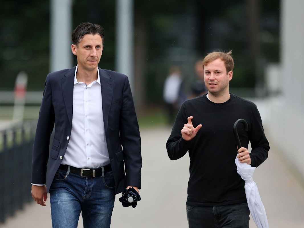 Christian Keller und Martin Schulz gehen zum Training des 1. FC Köln.