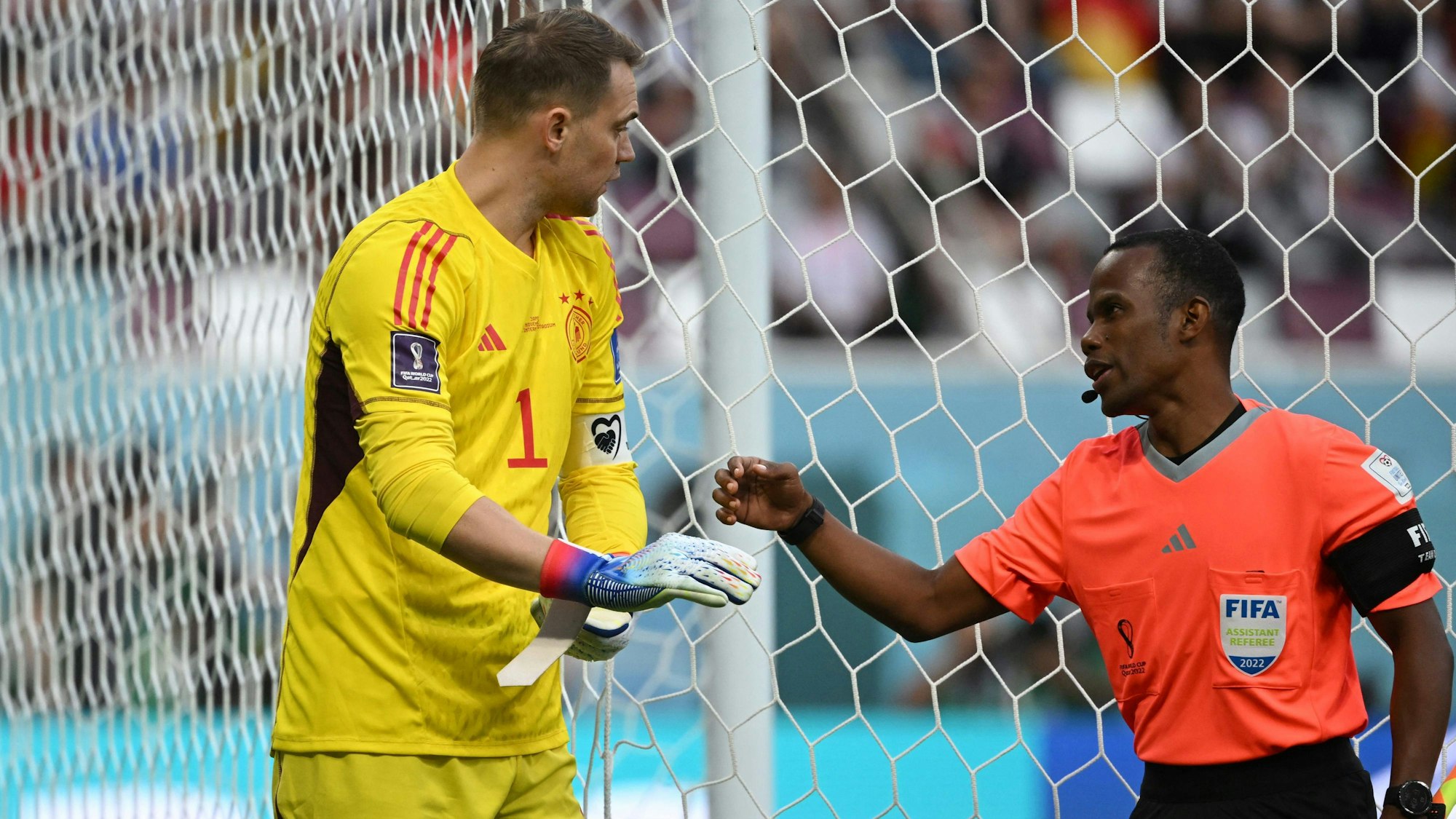 Manuel Neuers Kapitänsbinde wird vom Schiedsrichter kontrolliert.