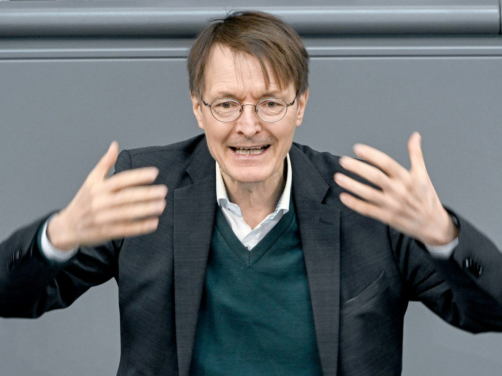 Karl Lauterbach (SPD), Bundesminister für Gesundheit, bei einer Sitzung im Bundestag am 24. November 2022.